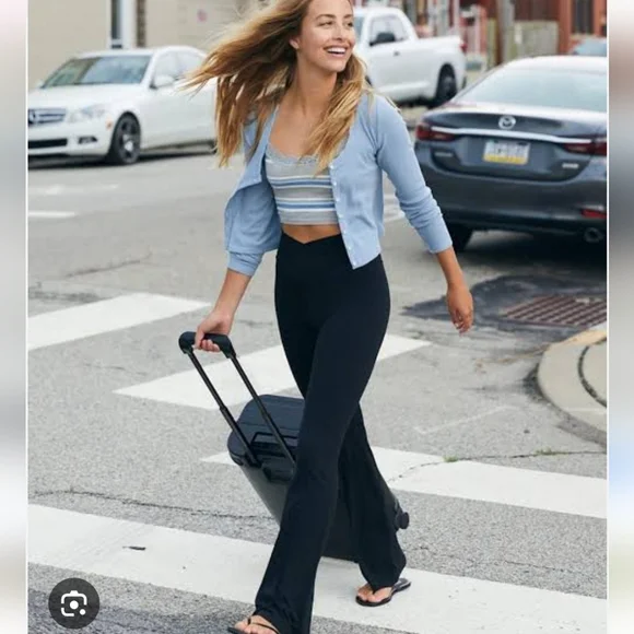 OFFLINE By AERIE Real Me High Waisted Crossover Flare Leggings Black Size Large - Picture 2 of 10